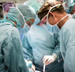 Paul Nagel op uitzending Foto v.l.n.r.: Ina Groustra (RKZ), Petra van den Hulst (RKZ), Astrid van den Haak (IJmond Bereikbaar) Annemarie Maas (Stichting Interplast) en Corstiaan Breugem (Stichting Interplast)